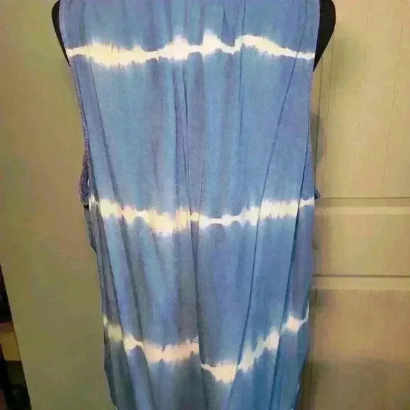 Crown and ivy woman's blouse with v neck xl blue and white - Picture 3 of 10